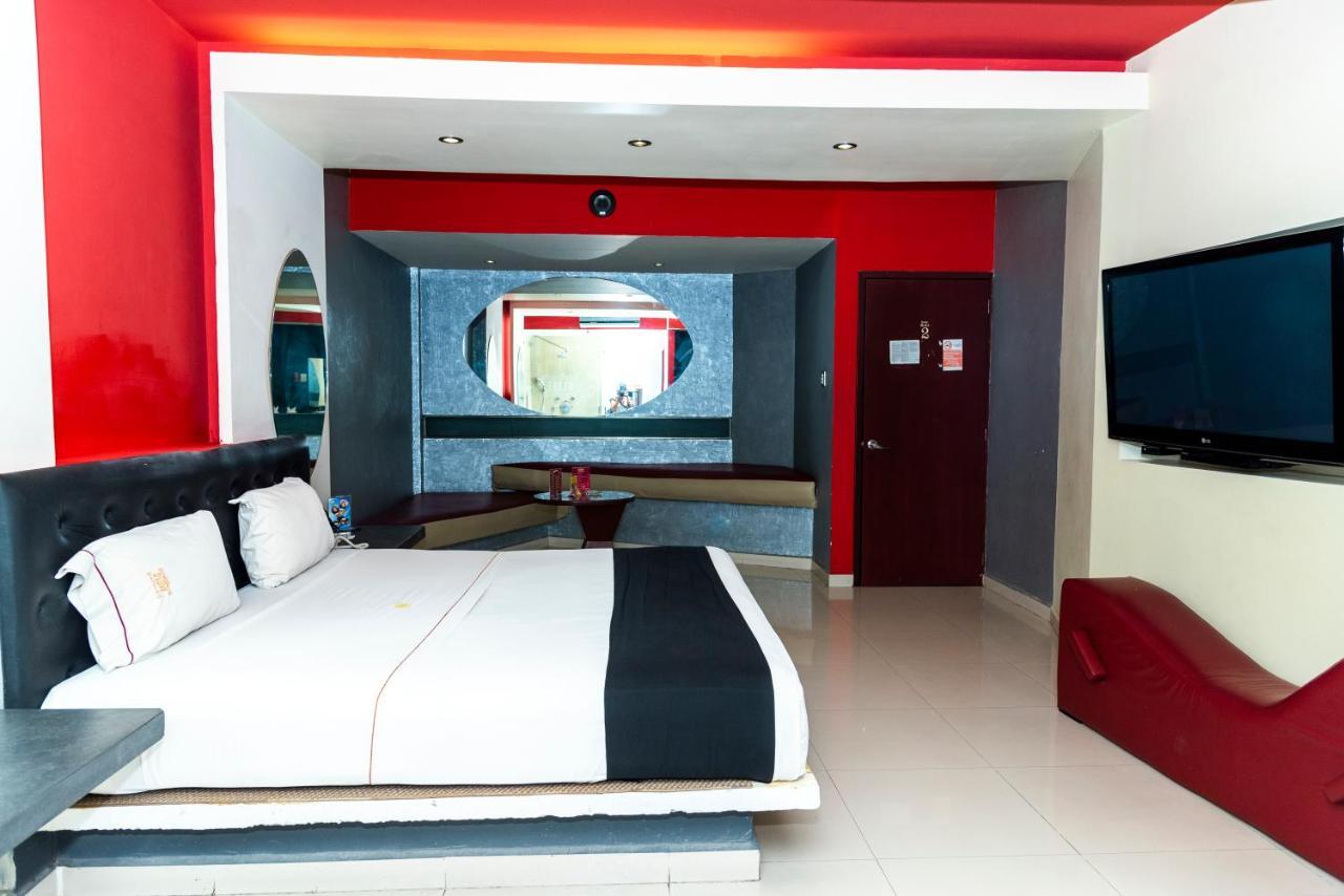 Dluxe Auto Adults Only Hotel