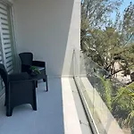 Modern Oceanfront Retreat 2Bd 2Bdr Wifi Pool