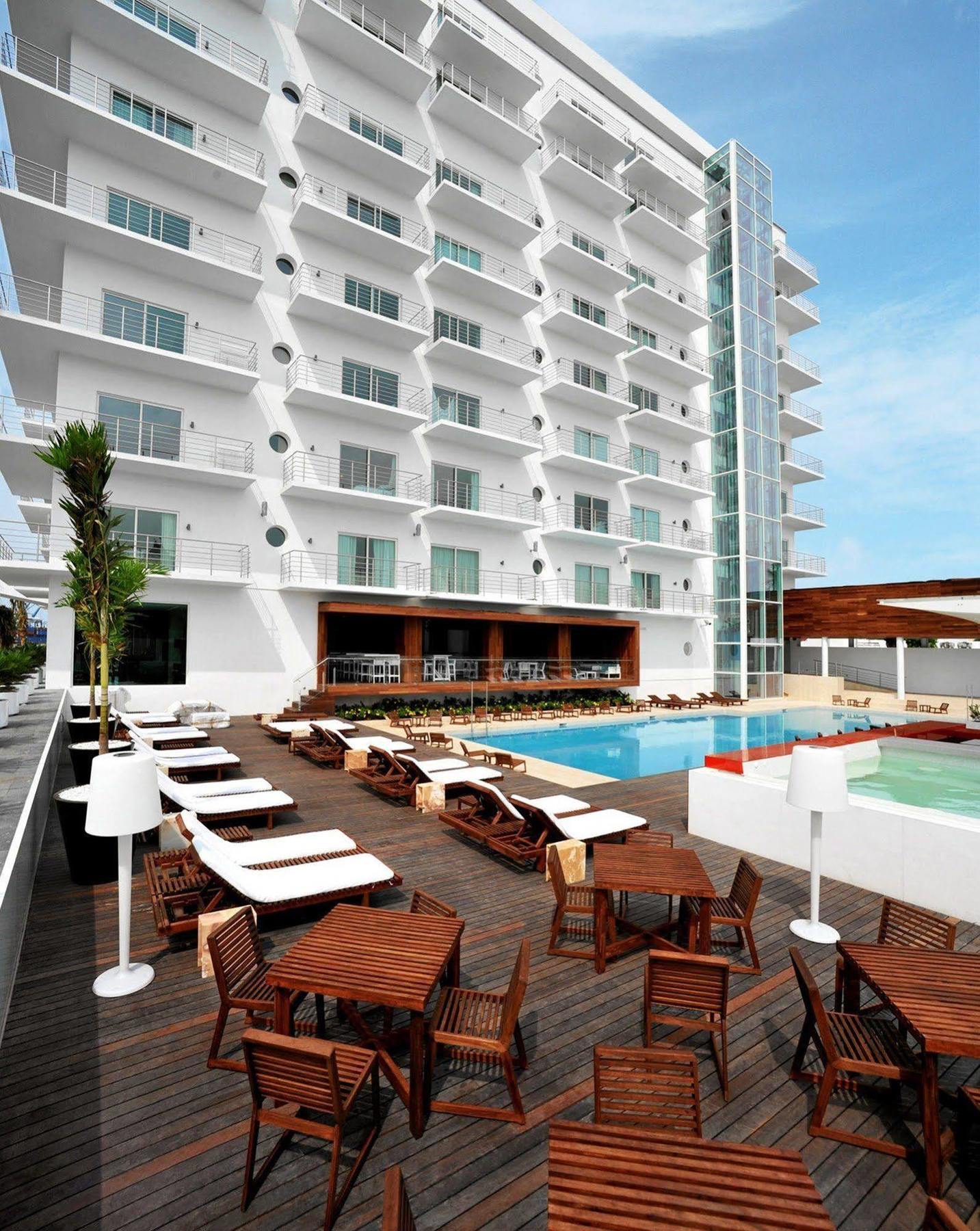 Emporio Hotel 5*